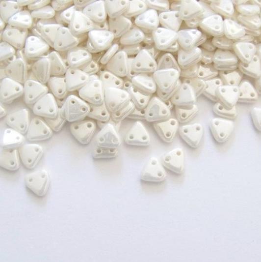 Gibigyongy.hu - Cseh Triangle Luster - Opaque White 6 mm L03000