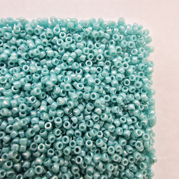 TOHO kása 15/0 413 Opaque - Rainbow Turquoise