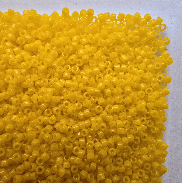 TOHO kása 15/0 42B Opaque Sunshine