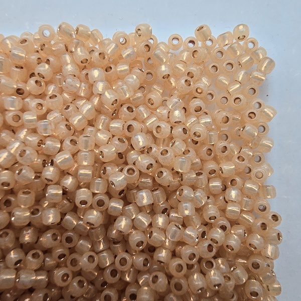 TOHO kása 11/0 PF2110 Silver-Lined Milky Lt. Topaz