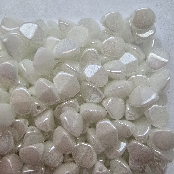 Gibigyongy.hu - Pinch 3x5 mm 83500-21402 Light Ivory Opaque Snow White Iris Sfinx