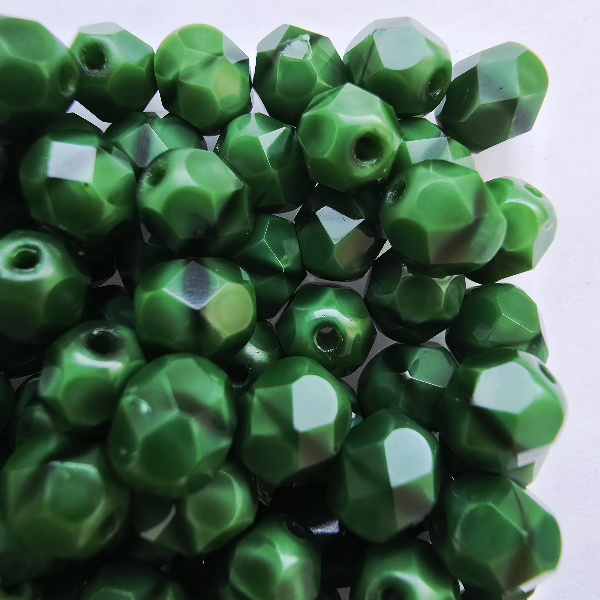 Gibigyongy.hu - Cseh Csiszolt 6 mm 54110 Opaque Green w/Black